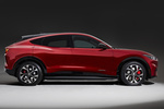 Ford Mustang Mach-E AWD 198 kW (269 CV) Rango Est&aacute;ndar 76 kWh Mach-E AWD Rango Est&aacute;ndar Todo terreno Rojo Rapid Met&aacute;lico Exterior Lateral 5 puertas
