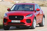 Jaguar E-PACE D180 AWD Auto. SE R-Dynamic con Black Pack Todo terreno Firenze Red Exterior Frontal-Lateral 5 puertas