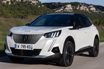Peugeot 2008 e-2008 100 kW (136 CV) e-2008 GT Pack Todo terreno Blanco Nacarado Exterior Frontal-Lateral 5 puertas