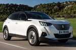 Peugeot 2008 e-2008 100 kW (136 CV) e-2008 GT Pack Todo terreno Blanco Nacarado Exterior Lateral-Frontal 5 puertas