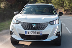 Peugeot 2008 e-2008 100 kW (136 CV) e-2008 GT Pack Todo terreno Blanco Nacarado Exterior Frontal 5 puertas