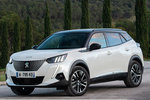 Peugeot 2008 e-2008 100 kW (136 CV) e-2008 GT Pack Todo terreno Blanco Nacarado Exterior Frontal-Lateral 5 puertas