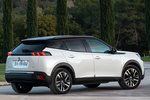 Peugeot 2008 e-2008 100 kW (136 CV) e-2008 GT Pack Todo terreno Blanco Nacarado Exterior Posterior-Lateral 5 puertas