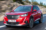 Peugeot 2008 PureTech 130 S/S Allure Todo terreno Elixir Red Exterior Frontal-Lateral 5 puertas