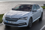 Skoda Superb iV 1.4 TSI PHEV iV Style Turismo Blanco Candy Exterior Frontal-Lateral 5 puertas