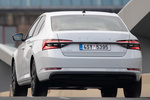 Skoda Superb iV 1.4 TSI PHEV iV Style Turismo Blanco Candy Exterior Lateral-Posterior 5 puertas