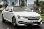 Skoda Superb iV 1.4 TSI PHEV iV Style Turismo Blanco Candy Exterior Lateral-Frontal 5 puertas