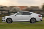 Skoda Superb iV 1.4 TSI PHEV iV Style Turismo Blanco Candy Exterior Lateral 5 puertas
