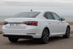 Skoda Superb iV 1.4 TSI PHEV iV Style Turismo Blanco Candy Exterior Posterior-Lateral 5 puertas