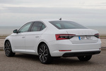 Skoda Superb iV 1.4 TSI PHEV iV Style Turismo Blanco Candy Exterior Lateral-Posterior 5 puertas