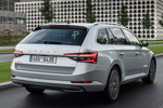 Skoda Superb Combi iV 1.4 TSI PHEV L&K Combi iV Laurin&Klement Turismo familiar Plata Brillante Metalizado Exterior Posterior-Lateral 5 puertas