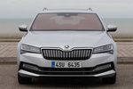 Skoda Superb Combi iV 1.4 TSI PHEV L&K Combi iV Laurin&Klement Turismo familiar Plata Brillante Metalizado Exterior Frontal 5 puertas