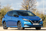 Nissan LEAF 62 kWh e Tekna Turismo Azul Vivid / Negro Metalizado Exterior Lateral-Frontal 5 puertas