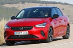 Opel Corsa 1.2T 74 kW (100 CV) Elegance con Style Pack Black Turismo Rojo Incandescente Exterior Frontal-Lateral 5 puertas