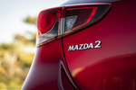 Mazda Mazda2 e-SKYACTIV G 1.5 66 kW (90 CV) M Hybrid Gama Mazda2 Turismo Soul Red Crystal Exterior Emblema marca 5 puertas