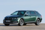 Skoda Superb Scout 2.0 TSI 200 kW (272 CV) DSG 4x4 Combi Scout Turismo familiar Verde esmeralda metalizado Exterior Frontal-Lateral 5 puertas