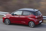Hyundai i10 1.2 MPI 64 kW (84 CV) AT Style Turismo Dragon Red / Phantom Black Exterior Cenital-Lateral-Posterior 5 puertas