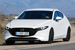 Mazda Mazda3 5p SKYACTIV-X 2.0 132 kW (180 CV) 5p Zenith-X Turismo Arctic White Exterior Frontal-Lateral 5 puertas