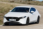 Mazda Mazda3 5p SKYACTIV-X 2.0 132 kW (180 CV) 5p Zenith-X Turismo Arctic White Exterior Frontal-Lateral 5 puertas