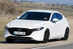 Mazda Mazda3 5p SKYACTIV-X 2.0 132 kW (180 CV) 5p Zenith-X Turismo Arctic White Exterior Frontal-Lateral 5 puertas