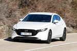 Mazda Mazda3 5p SKYACTIV-X 2.0 132 kW (180 CV) 5p Zenith-X Turismo Arctic White Exterior Frontal-Lateral 5 puertas