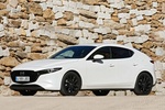 Mazda Mazda3 5p SKYACTIV-X 2.0 132 kW (180 CV) 5p Zenith-X Turismo Arctic White Exterior Frontal-Lateral 5 puertas