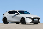 Mazda Mazda3 5p SKYACTIV-X 2.0 132 kW (180 CV) 5p Zenith-X Turismo Arctic White Exterior Lateral-Frontal 5 puertas