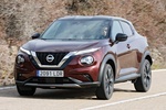 Nissan Juke DIG-T 86 kW (117 CV) DCT7 N-Design Chic Todo terreno Rojo Burgundy / Techo Negro Exterior Frontal-Lateral 5 puertas