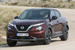 Nissan Juke DIG-T 86 kW (117 CV) DCT7 N-Design Chic Todo terreno Rojo Burgundy / Techo Negro Exterior Frontal-Lateral 5 puertas