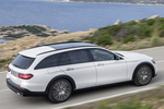 Mercedes-Benz Clase E Gama Clase E All Terrain All Terrain Line Avantgarde con Paquete Night Turismo familiar Designo Diamond White Bright Exterior Cenital-Posterior-Lateral 5 puertas