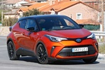 Toyota C-HR 180H Kaji Edition Todo terreno Bitono Kaji con Techo Negro Exterior Lateral-Frontal 5 puertas