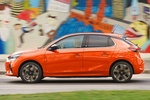 Opel Corsa Corsa-e e-Elegance con Style Pack Black Turismo Naranja Cu&aacute;ntico con Techo Bitono Negro Exterior Lateral 5 puertas