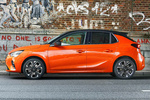 Opel Corsa Corsa-e e-Elegance con Style Pack Black Turismo Naranja Cu&aacute;ntico con Techo Bitono Negro Exterior Lateral 5 puertas