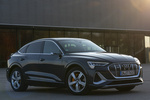 Audi e-tron Sportback 55 quattro Sportback S line Launch Edition Todo terreno Azul Galaxia Exterior Lateral-Frontal 5 puertas