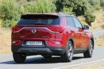 SsangYong Korando G15T 4x2 120 kW (163 CV) Premium Todo terreno Cherry Red Exterior Posterior-Lateral 5 puertas