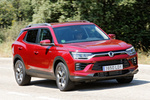 SsangYong Korando G15T 4x2 120 kW (163 CV) Premium Todo terreno Cherry Red Exterior Frontal-Lateral 5 puertas
