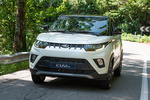 Mahindra KUV100 NXT K8 NXT Todo terreno Pearl White Exterior Frontal-Lateral 5 puertas