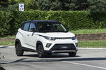 Mahindra KUV100 NXT K8 NXT Todo terreno Pearl White Exterior Lateral-Frontal 5 puertas
