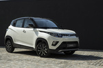 Mahindra KUV100 NXT K8 NXT Todo terreno Pearl White Exterior Lateral-Frontal 5 puertas