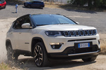Jeep Compass 4xe 4xe Limited Todo terreno Blanco Pearl con Techo Negro Exterior Lateral-Frontal 5 puertas