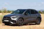 Mercedes-Benz GLA 200 d 8G-DCT AMG Line con Paquete Night Todo terreno Gris monta&ntilde;a metalizado Exterior Frontal-Lateral 5 puertas