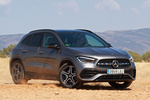 Mercedes-Benz GLA 200 d 8G-DCT AMG Line con Paquete Night Todo terreno Gris monta&ntilde;a metalizado Exterior Lateral-Frontal 5 puertas
