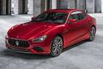 Maserati Ghibli Trofeo Trofeo Turismo rojo Exterior Frontal-Lateral 4 puertas