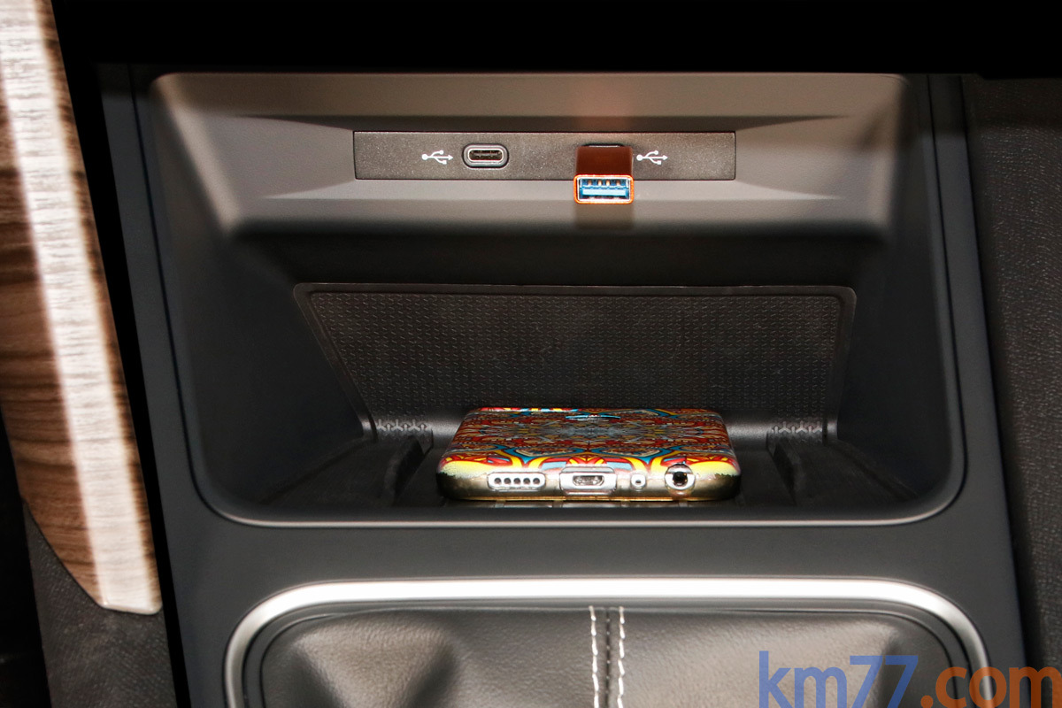 SEAT León 1.5 TSI 96 KW (130 CV) Xcellence Turismo Interior Recarga inalámbrica teléfonos 5 puertas