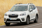 Subaru Forester 2.0i Hybrid CVT Executive Plus Todo terreno Crystal White Pearl Exterior Frontal-Lateral 5 puertas