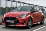 Toyota Yaris 120H Style Premiere Edition Turismo Bi-tono Rojo Coral Exterior Frontal-Lateral 5 puertas