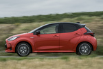 Toyota Yaris 120H Style Premiere Edition Turismo Bi-tono Rojo Coral Exterior Lateral 5 puertas