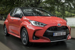 Toyota Yaris 120H Style Premiere Edition Turismo Bi-tono Rojo Coral Exterior Lateral-Frontal 5 puertas