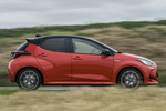 Toyota Yaris 120H Style Premiere Edition Turismo Bi-tono Rojo Coral Exterior Lateral 5 puertas