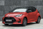 Toyota Yaris 120H Style Premiere Edition Turismo Bi-tono Rojo Coral Exterior Frontal-Lateral 5 puertas